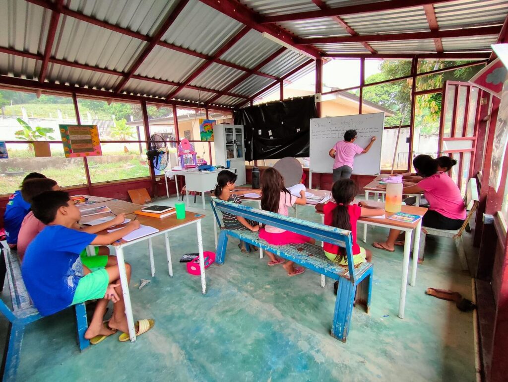 Barn og unge deltar i læringsaktivitet sammen i Honduras