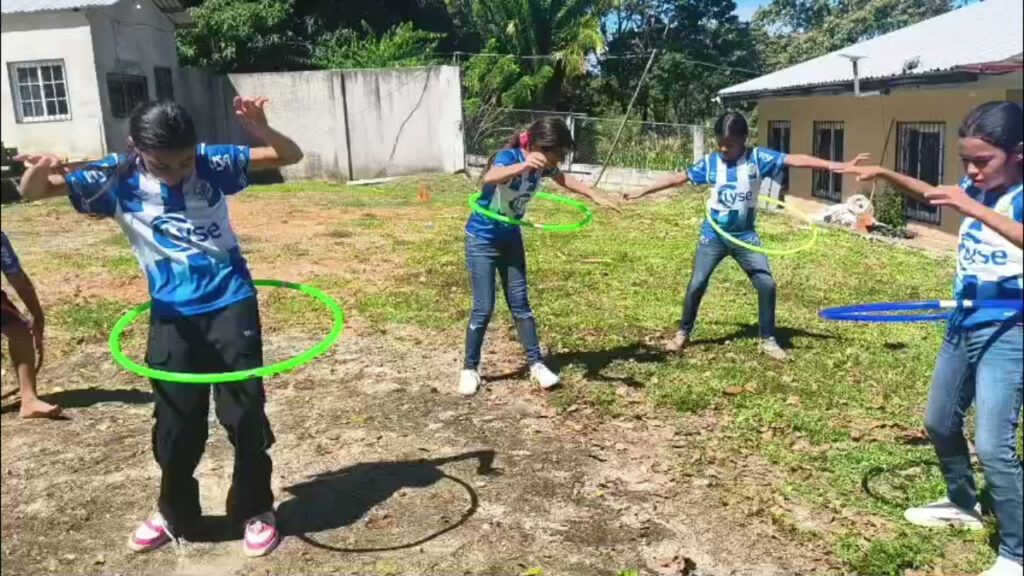 Barn og unge deltar i lek og aktivitet i Honduras