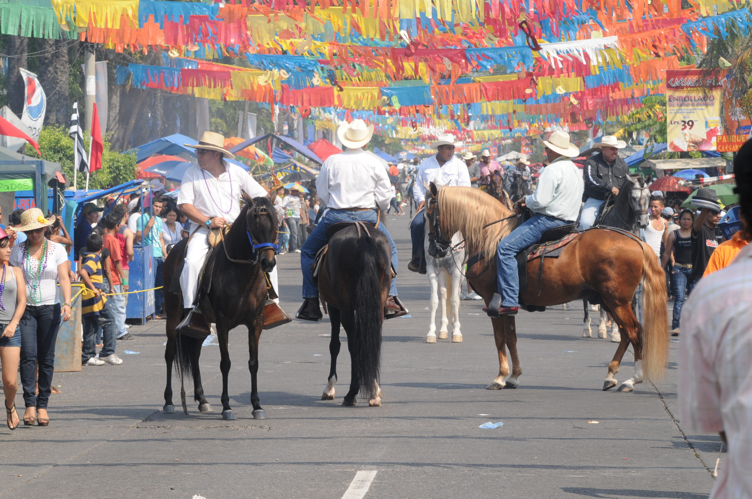 Hestparade under karnevalet i La Ceiba på Avenida San Isidro