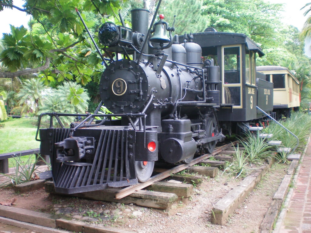 Historisk damplokomotiv utstilt i Parque Swinford i La Ceiba