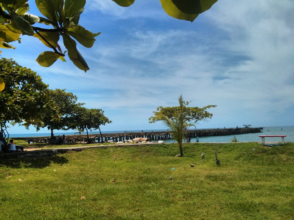 Den gamle kaien ved kysten i La Ceiba i Honduras