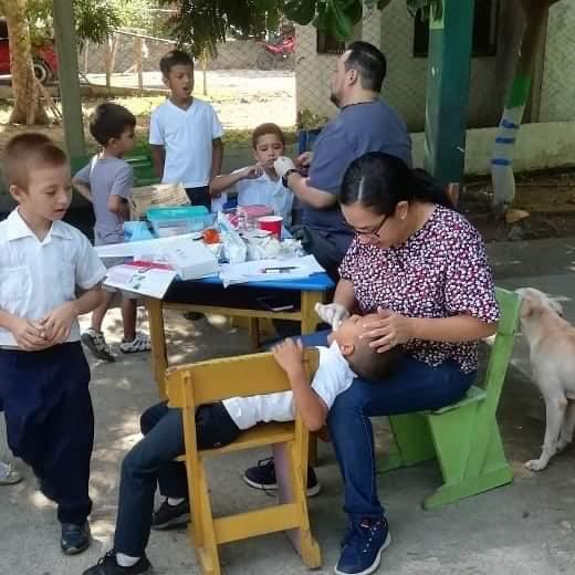 Barn får helsehjelp under en lokal helseaktivitet i Honduras