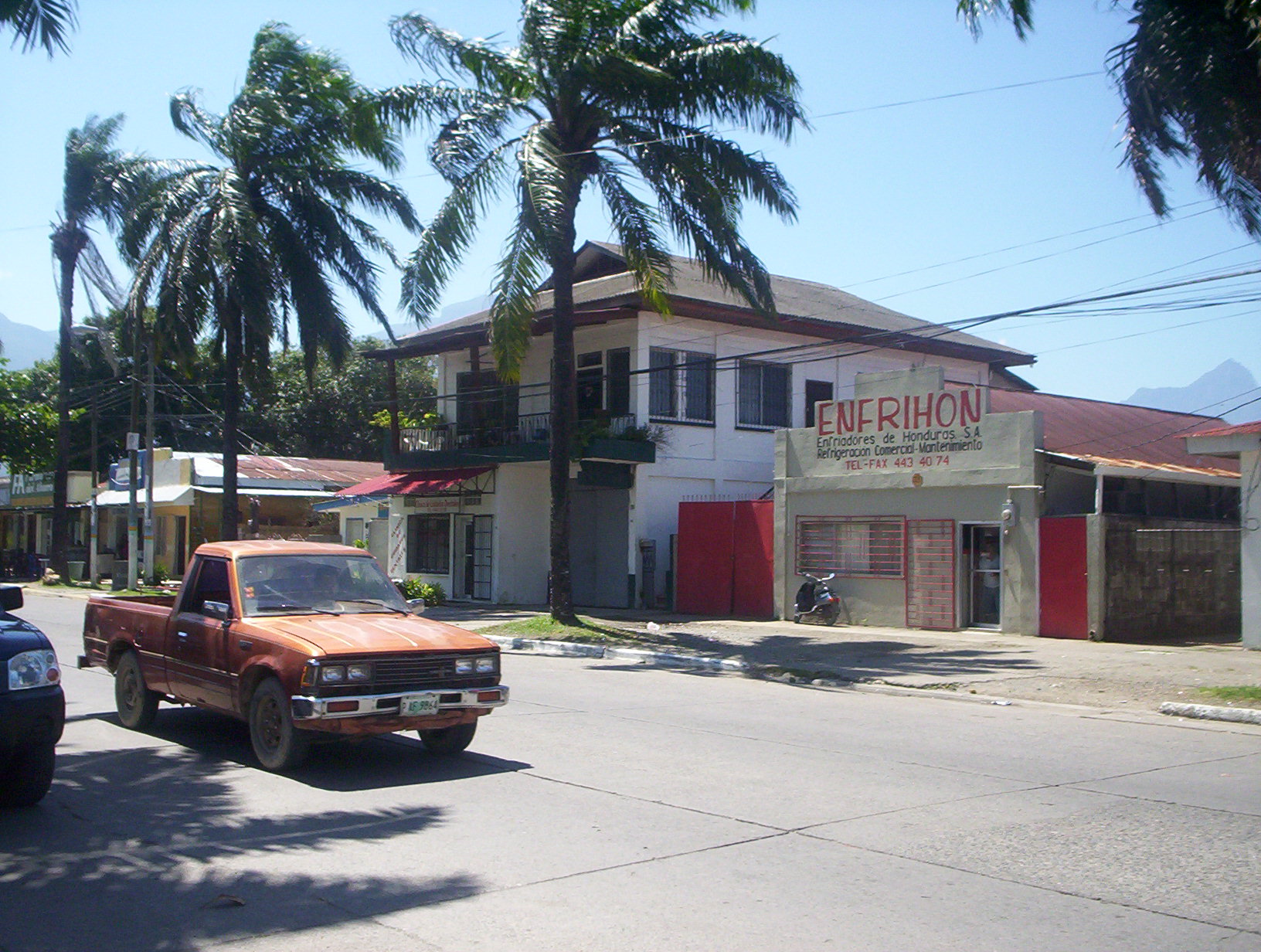 La Ceiba i Honduras med Pico Bonito i bakgrunnen