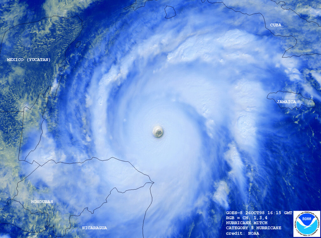 Satellittbilde av orkanen Mitch nær Honduras 26. oktober 1998