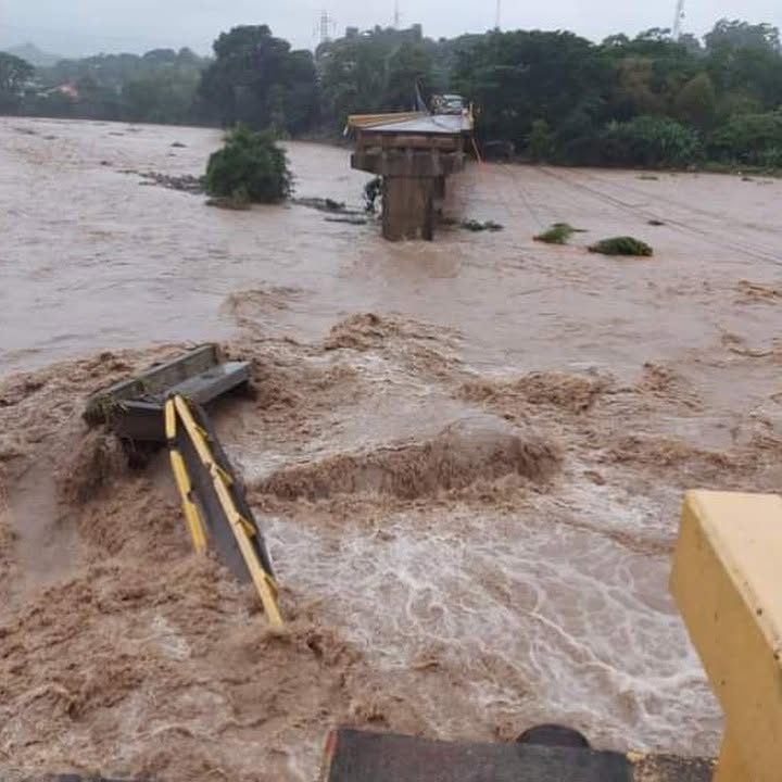 Saopín-brua over Río Cangrejal i La Ceiba med svært stor vannføring under Eta 4. november 2020